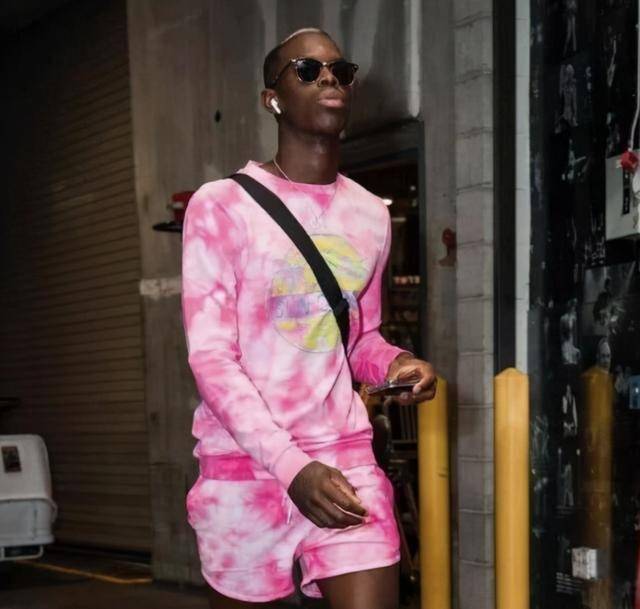 杜兰特戴粉色帽子,杜兰特穿便装戴帽子