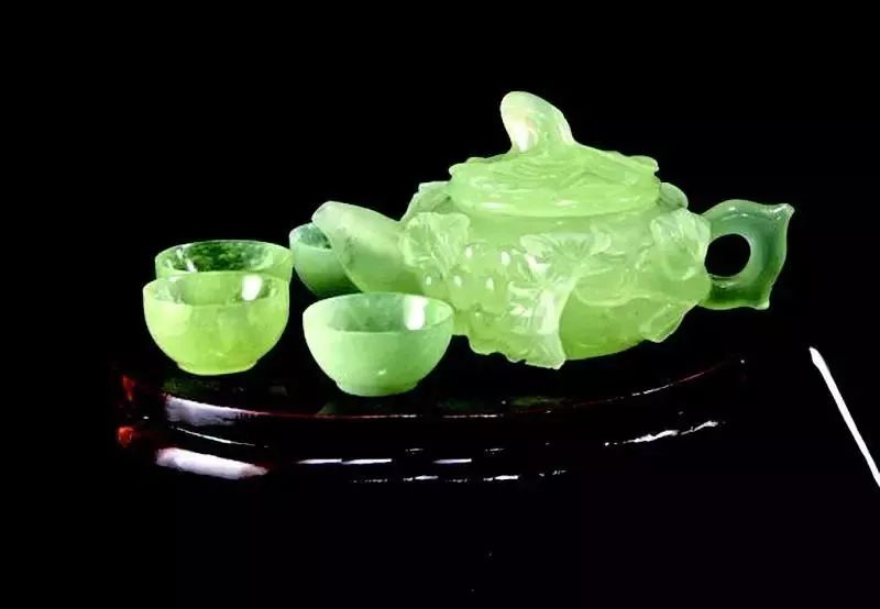 岫玉180料手镯和翡翠哪个好,好品质的岫玉和差品质翡翠哪个好