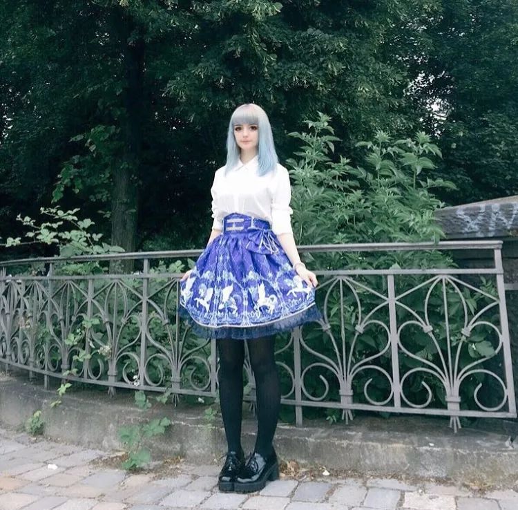 女孩酷似迪丽热巴！还是个日本JK制服爱好者