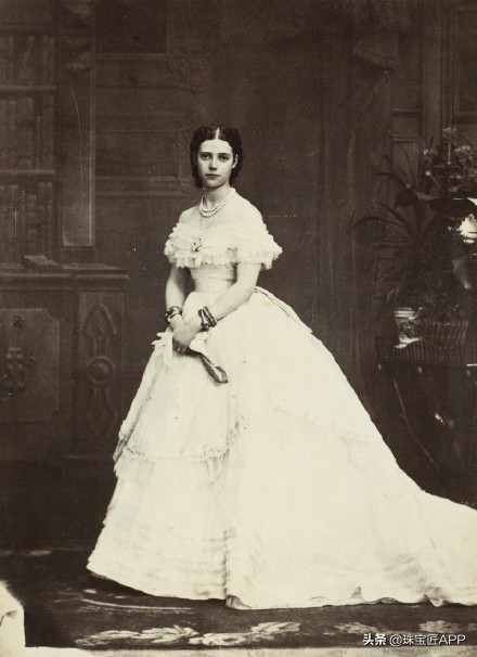 22岁丧子，英国王室觊觎她的珠宝，壕到闪瞎眼的俄国末代皇太后