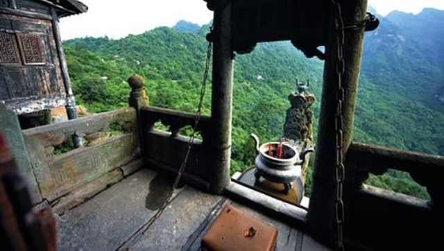 邹在宏818米悬崖上代人烧香,烧一次收199元,稍不留神就会丢了性命