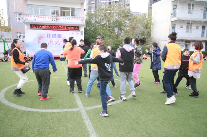 爱心暖城走进武汉志愿者,守望相助慰问一线防疫志愿者活动