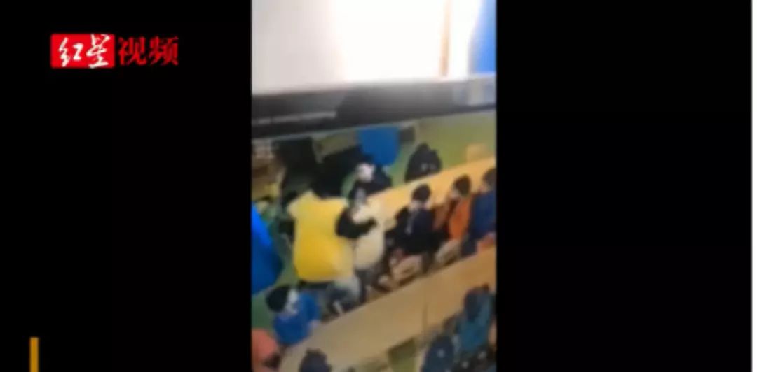 上海一男子持刀砍人，民警开枪击伤并送医【三分钟法治新闻全知道】