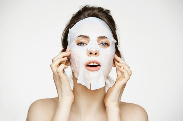 面膜的塑料纸要不要撕下去,贴面膜时上面的塑料纸要先撕掉吗