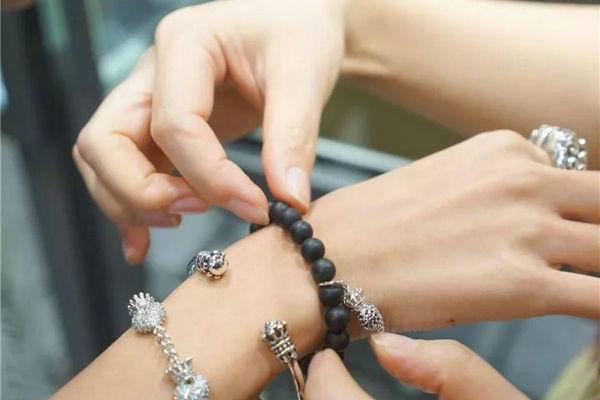 男士手链最好戴哪个手,男士手链奢侈品品牌