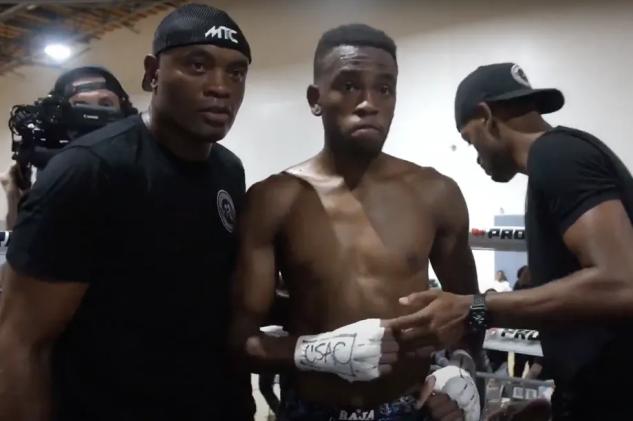 传奇蜘蛛人小儿子秒杀对手,获得格斗首秀胜利