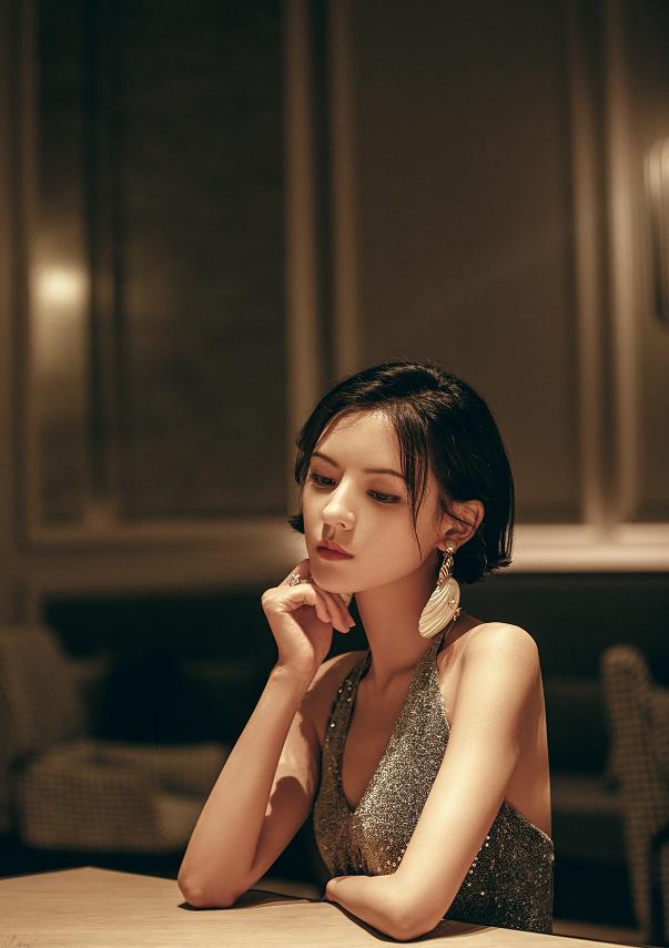 寮犱簣鏇︾孩鑹茶繛琛ｈ鎼厤,寮犱簣鏇﹀悐甯﹁绌挎惌鏃ュ父