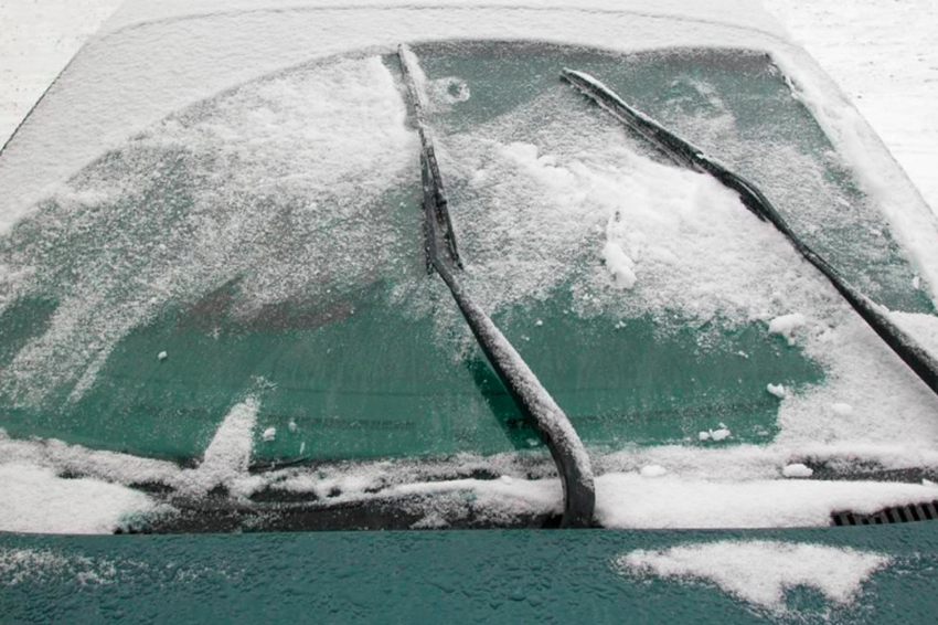 冬天前挡风玻璃冻冰怎么处理,前挡风玻璃冻冰能用玻璃水吗