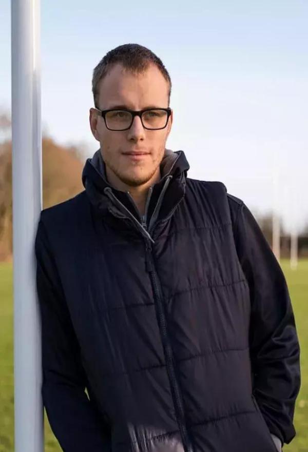 足球教练体罚女球员,足球教练遭家暴