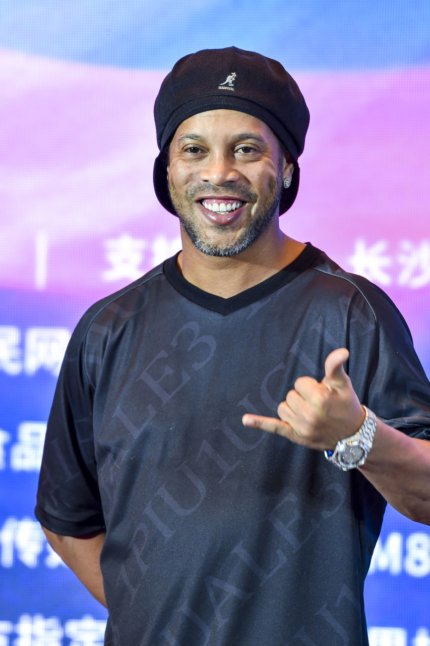 罗纳尔迪尼奥在巴西国家队进球,罗纳尔迪尼奥进监狱踢球