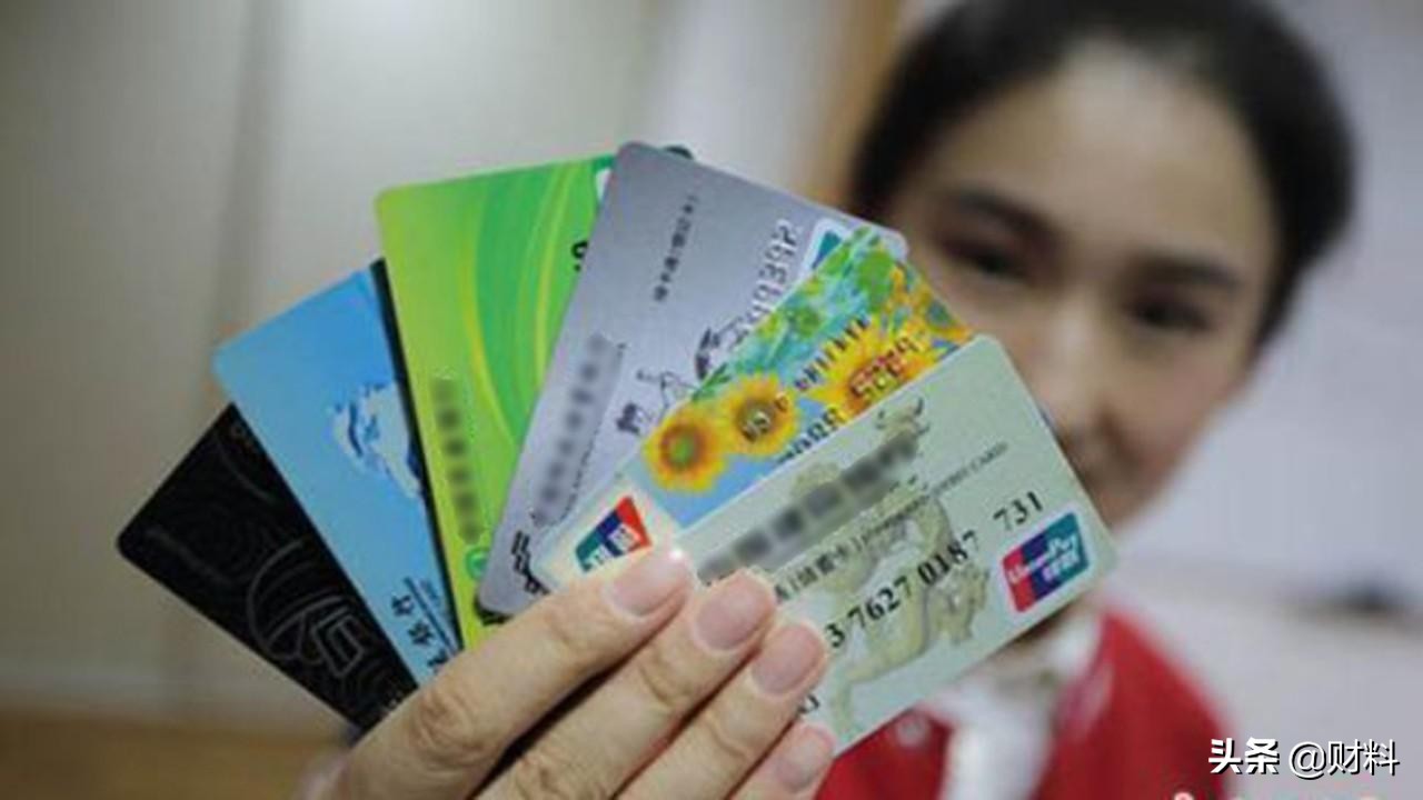 为什么现在人都去银行排队办存折,为什么大家都在办存折