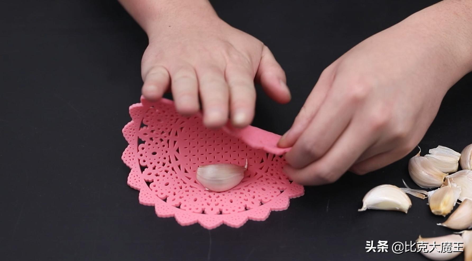 剥大蒜还有简单技巧，只需轻轻一搓，大蒜皮自动脱落，太方便了