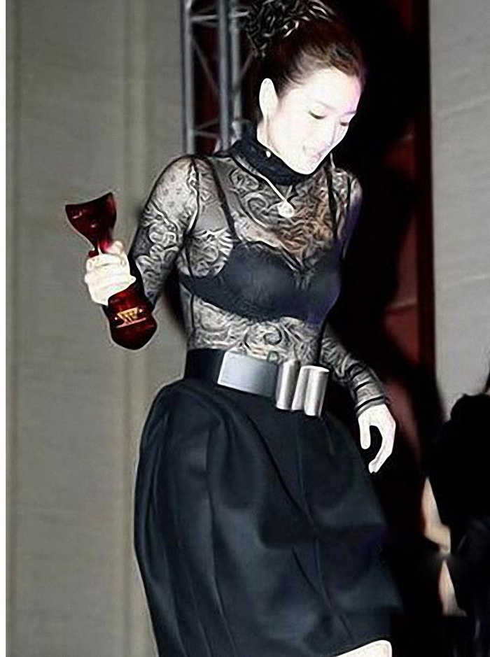 林允儿蕾丝衫,林允儿一袭黑色吊带裙