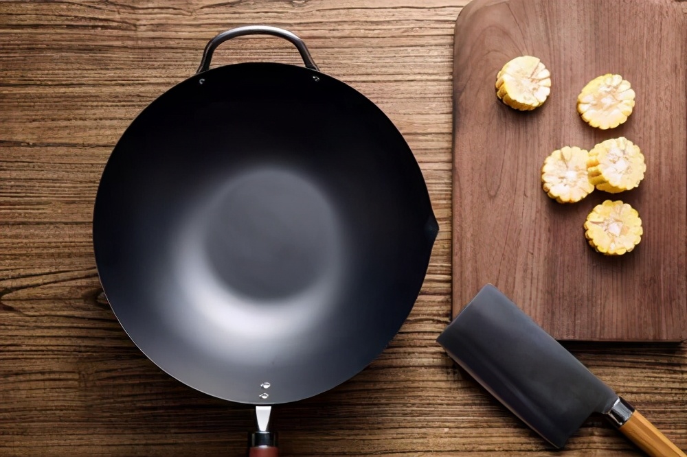 新买的铁锅不用猪油怎么开锅呢,新买铁锅开锅别直接用火烧