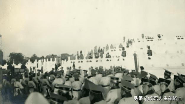 罕见老照片：1915年袁世凯身穿龙袍登基称帝全过程