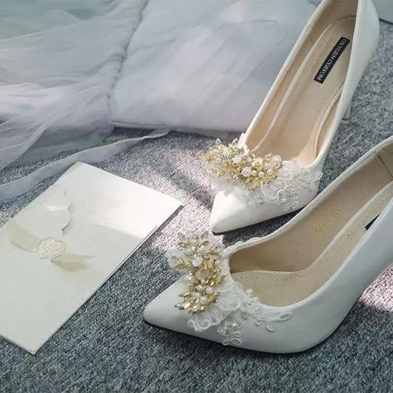 买了双白色高跟鞋，嫌太单调，稍加改造就美过新娘鞋，附教程