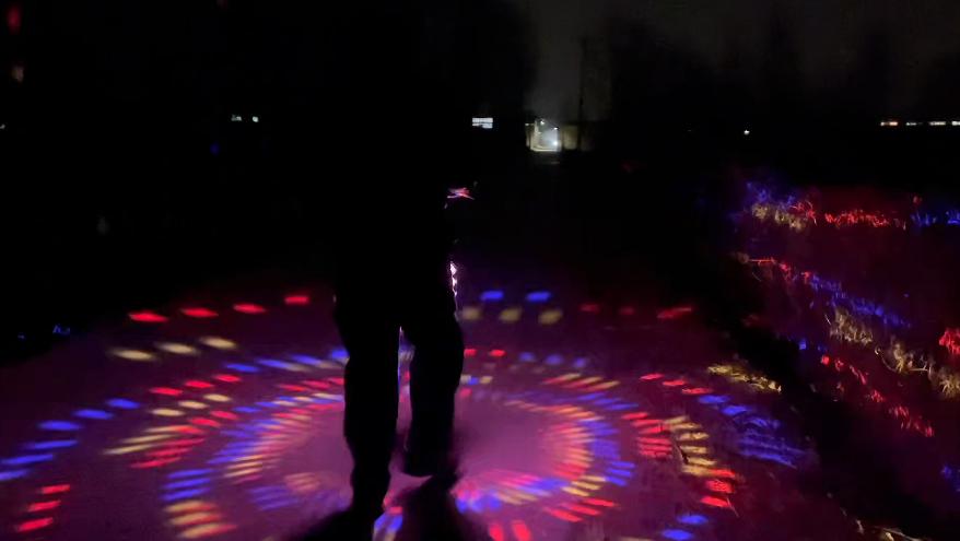 外国人看手工耿蹦迪灯笼,漠叔拿手工耿的蹦迪灯笼