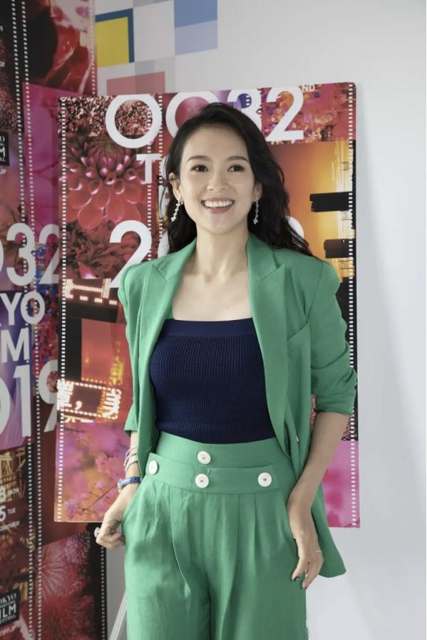 章子怡不愧被叫“国际章”，穿黑色西装配蕾丝内搭，满满女人味