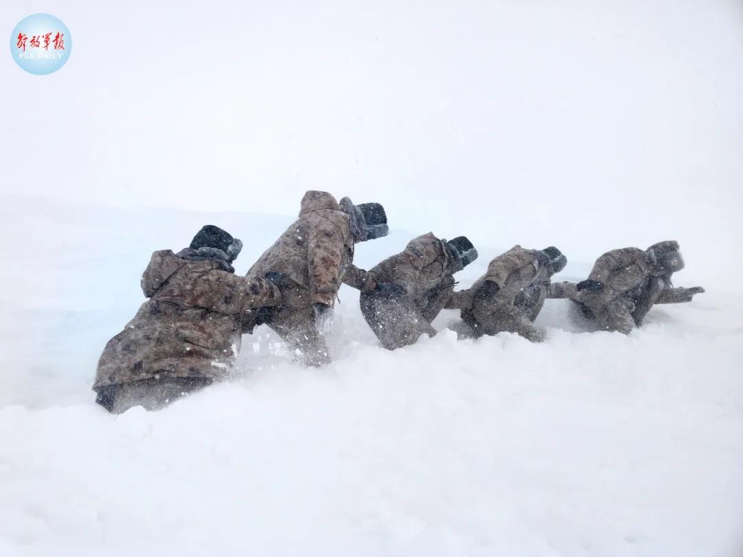 风雪边关边防官兵踏雪巡逻,风雪巡逻边防官兵与界碑相伴