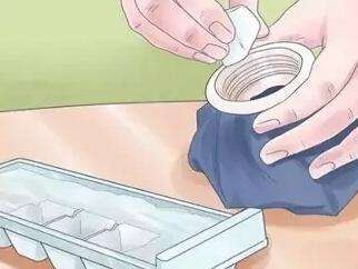 老人涂抹活络油,老人用活络油