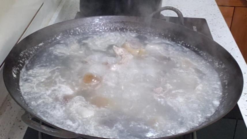 藏了一个冬天的腊猪脚，春天这样做脱骨滑嫩，汤汁香浓，太给力了