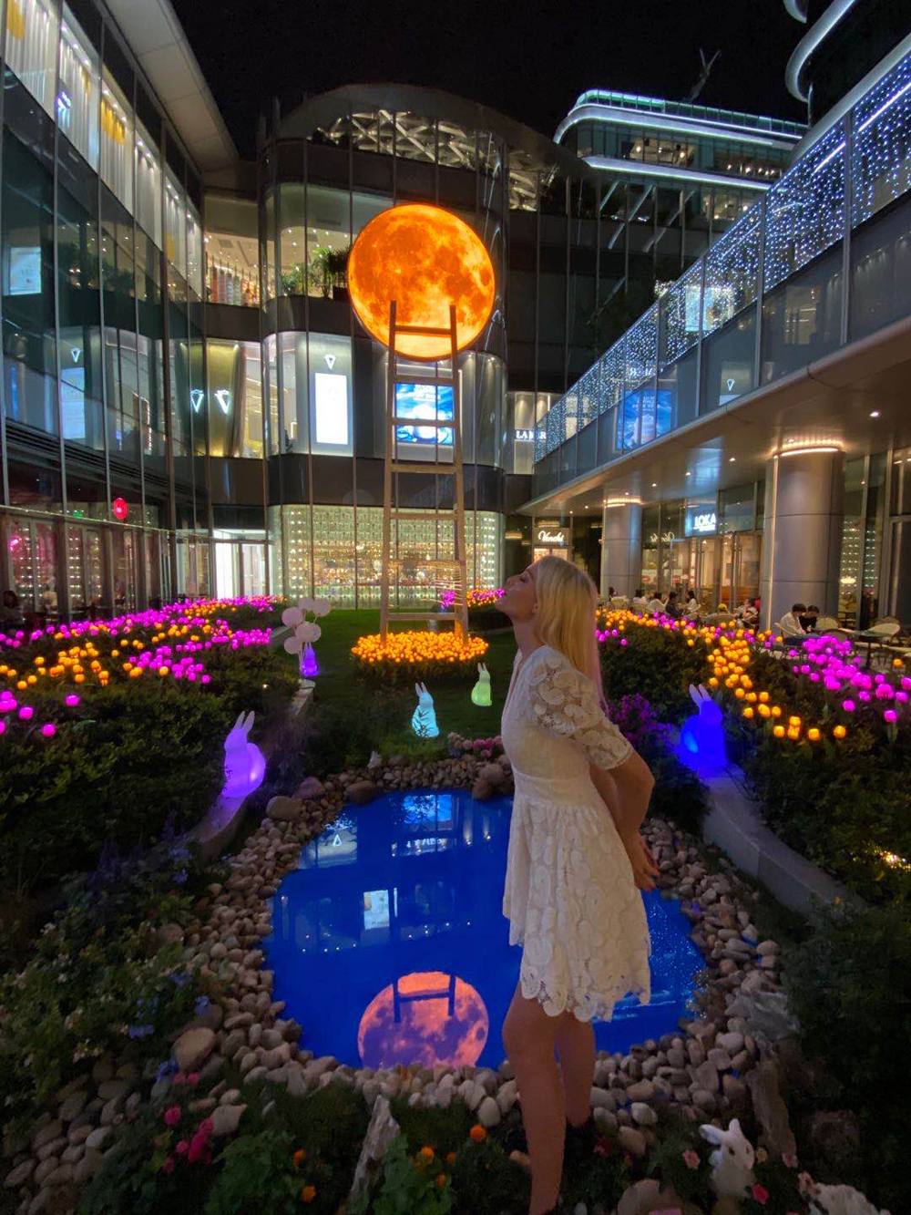 国际级艺术大师的巨型皓月艺术装置登陆上海OneITC商场