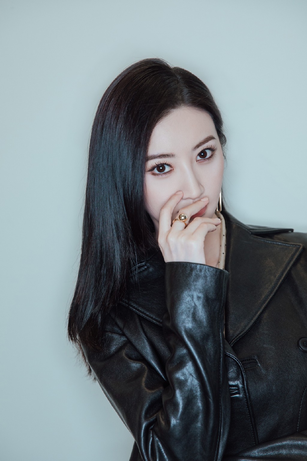 景甜烟熏妆,景甜复古红衣搭配黑裙