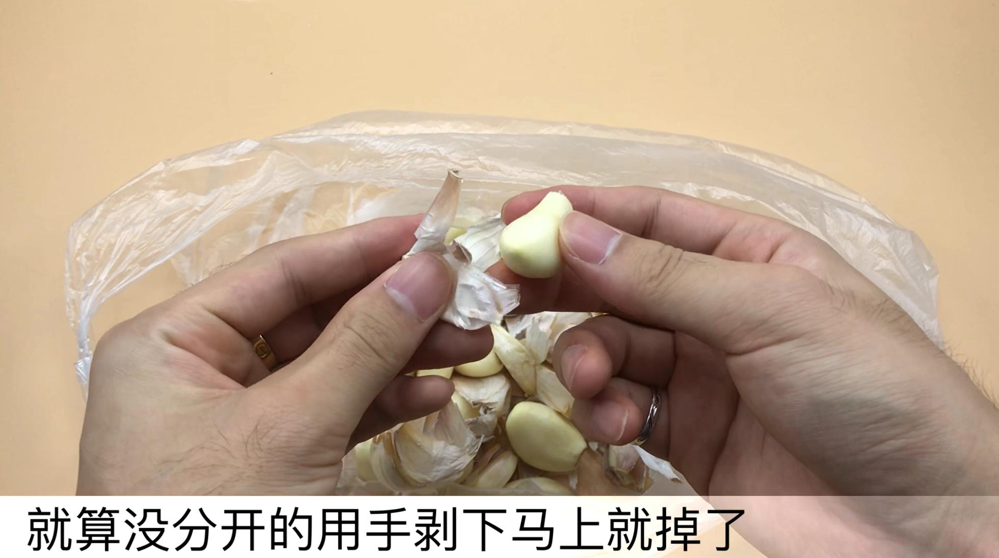 快速剥大蒜的方法，只要个塑料袋1分钟就能剥一大袋，看完快试试