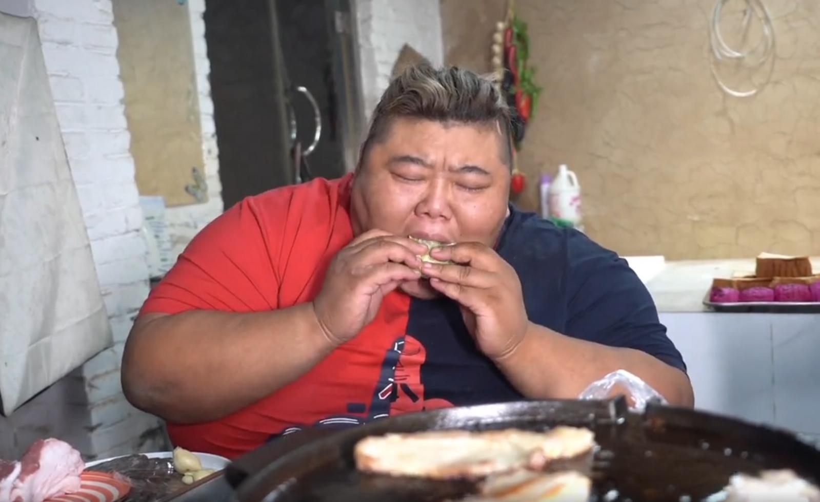 胖猴仔吃西红柿炖牛排,胖猴仔吃炖牛排