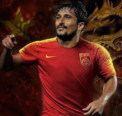 归化国足队员洛国富原名是什么,归化球员洛国富手扶五星红旗表态