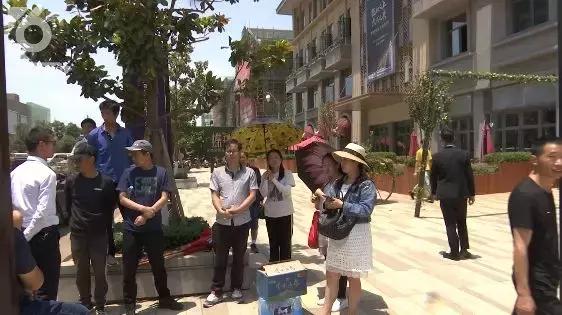 业主维权被开发商一把掀翻,开发商打伤无辜业主业主拨打110