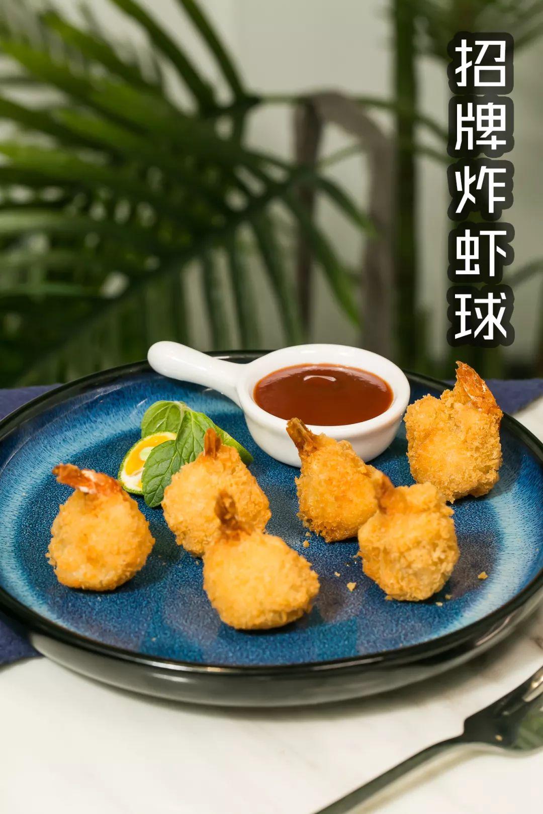 双色的双层小店，晚上有满天星星，呆足一天也不够