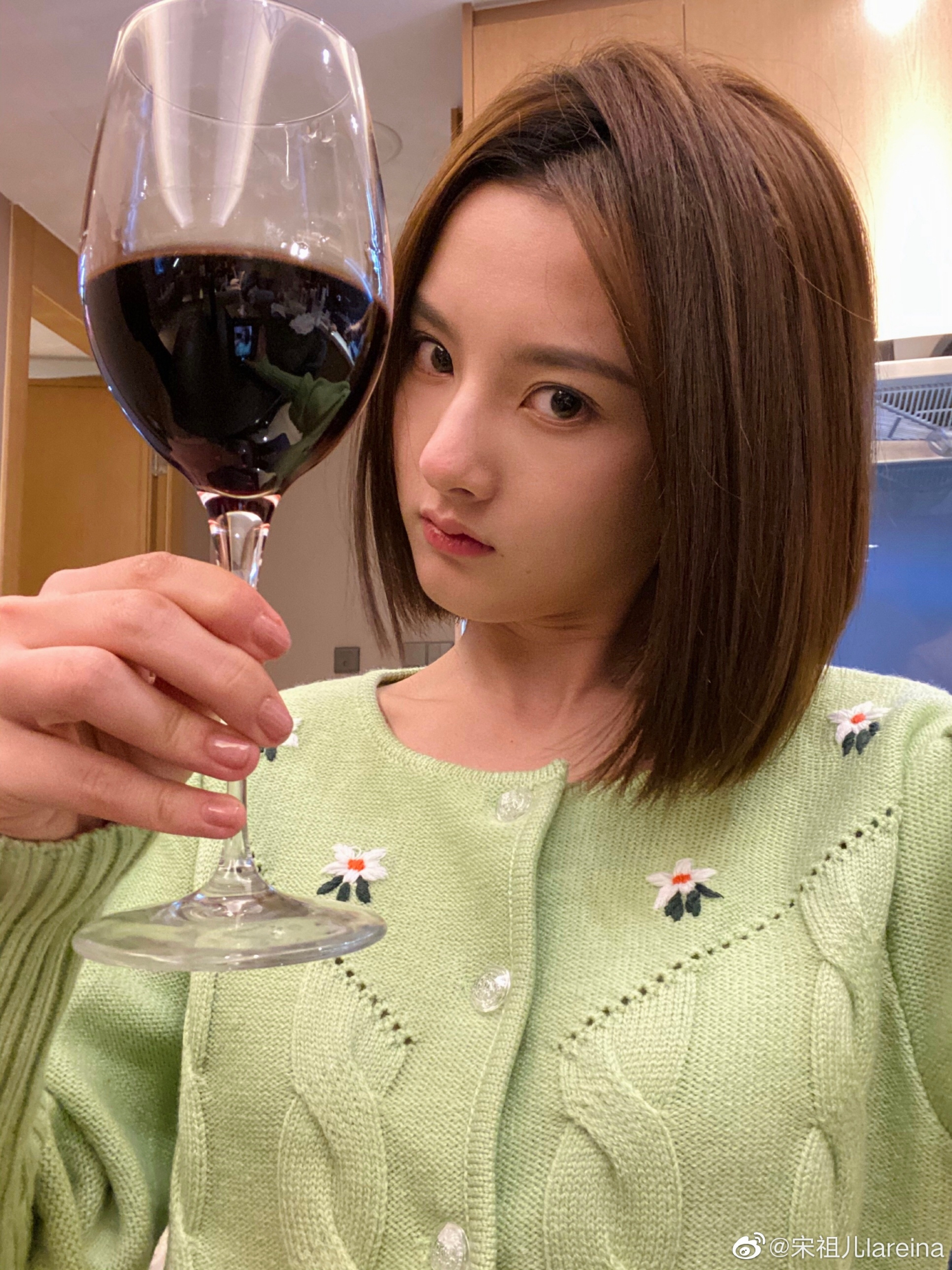 曝光宋祖儿疑醉酒踢人,宋祖儿深夜醉酒乱踢路人