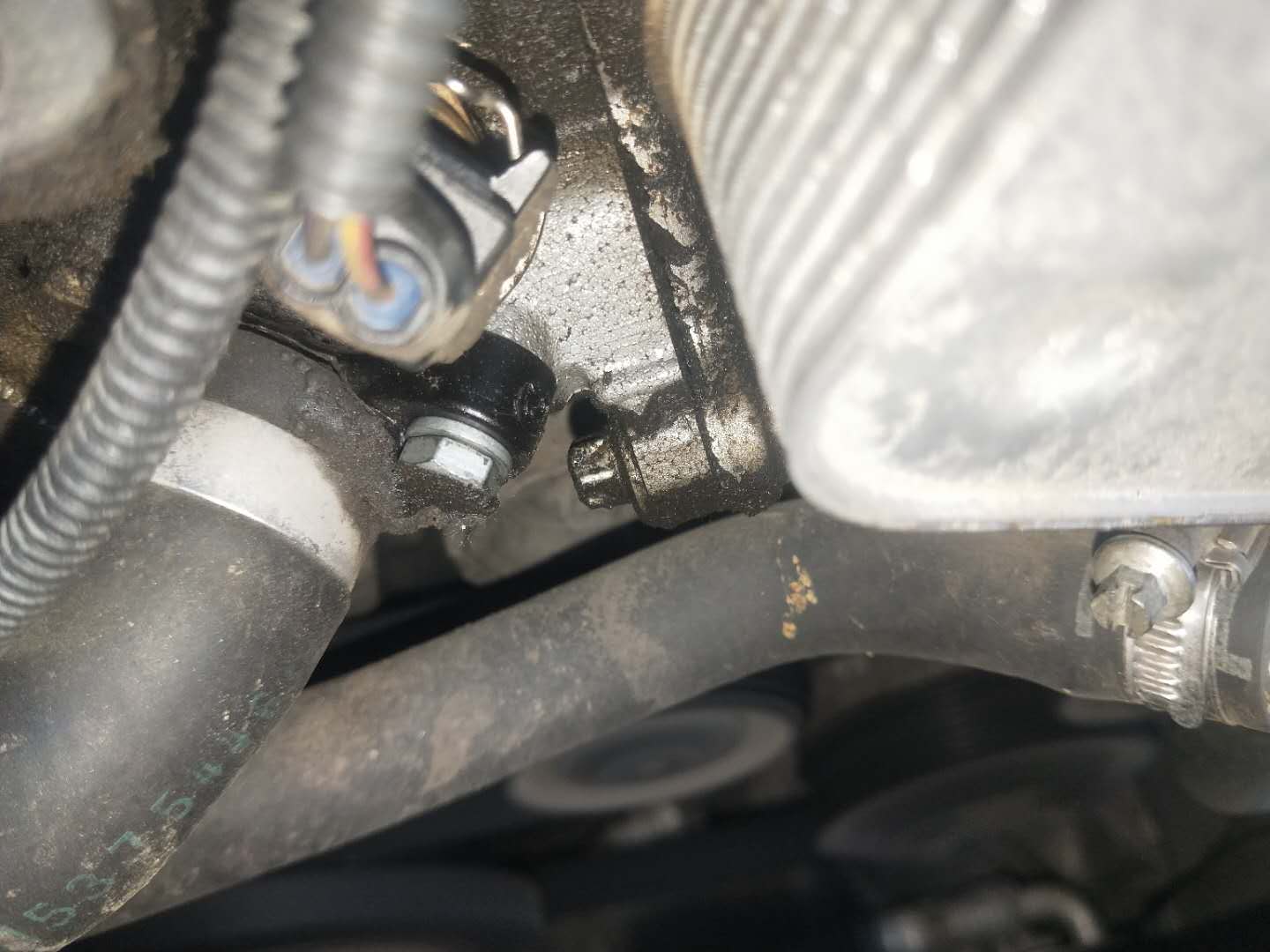 2010款宝马523发动机漏油,宝马523li发动机维修翻新