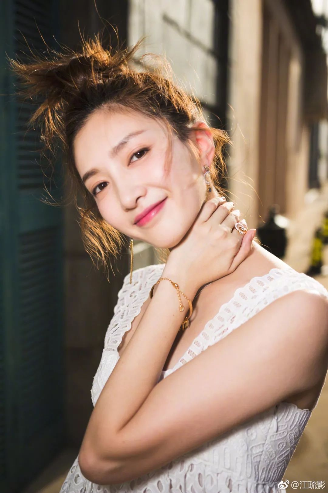 戚薇许嵩最新视频,戚薇现身许嵩演唱会全程抢热搜