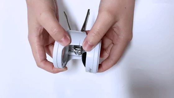 老人家用超大的剪刀剪指甲,老人剪指甲更轻松