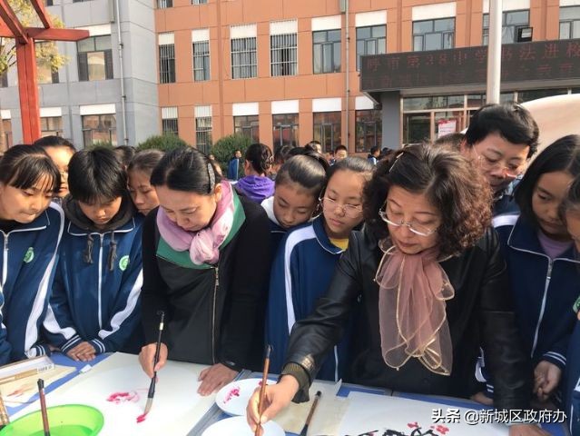 书法传承进校园翰墨飘香尽芬芳——新城区书法家教育基地授牌仪式暨呼市第三十八中学书法进校园现场笔会