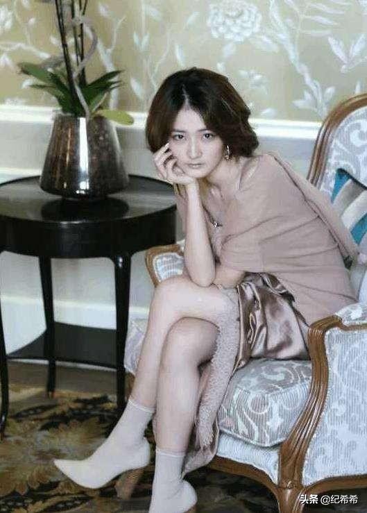 宁静穿的雨靴什么牌子,宁静穿巴黎世家鞋