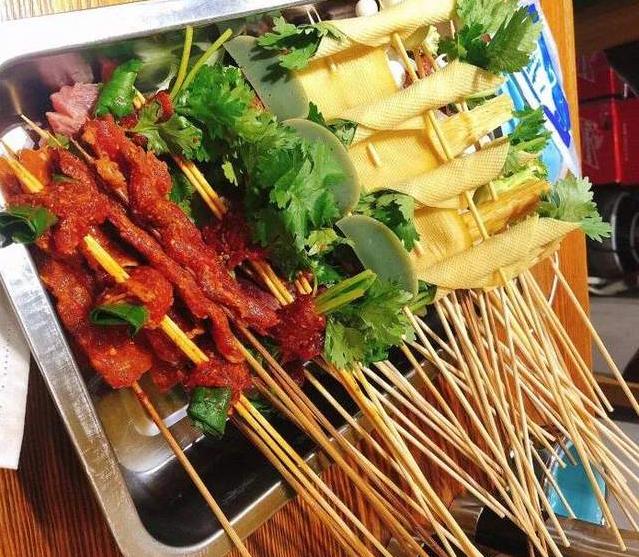 涮肉吃过，泥锅涮串还是头一次，今天进店体验一下什么味道的泥锅
