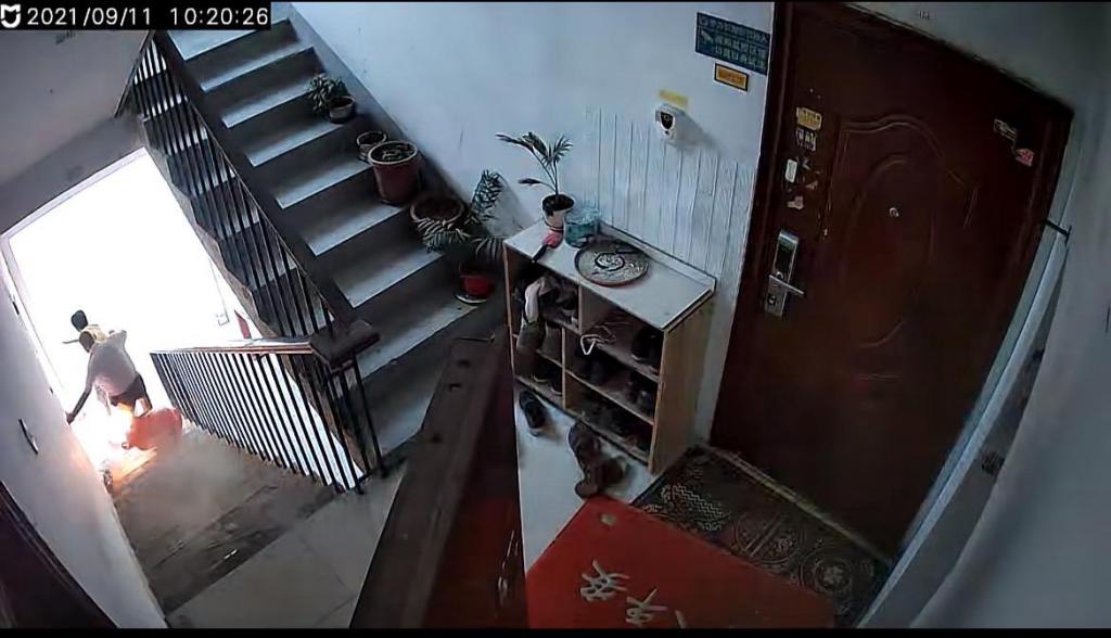 做饭液化气爆炸怎么办,做饭途中煤气罐冒火怎么回事