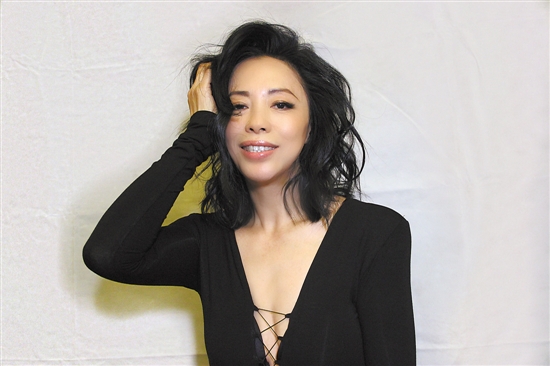 她出道三十三年才封天后，今参加节目颠覆创新被吐槽：是个疯子