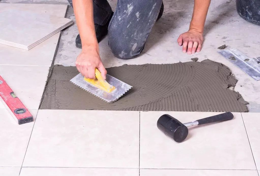 瓦工师傅贴地砖都空鼓吗,瓷砖空鼓脱落之瓦工原始修复技巧