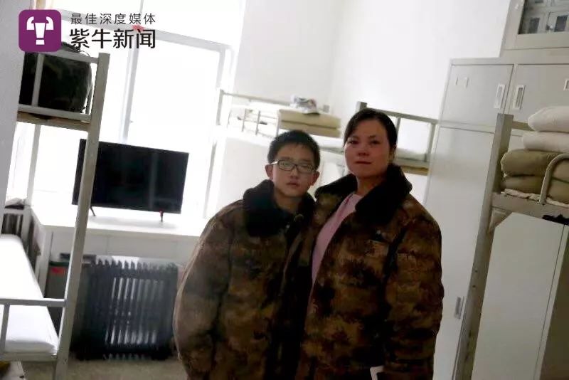 十岁才知道爸爸去世,11岁男孩方知父亲牺牲十年