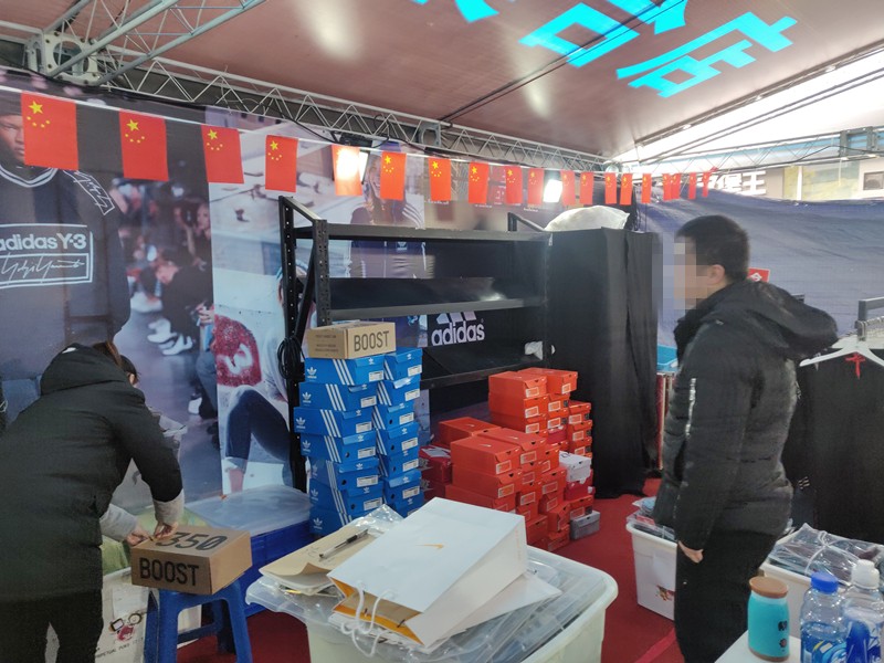 80元假阿迪耐克卖399元!成都男子公然售假一年赚百万终被抓