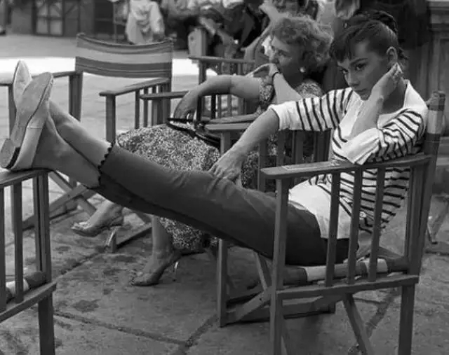 女人穿条纹想摆脱“土气感”?试试这样来搭配,青春减龄美上天