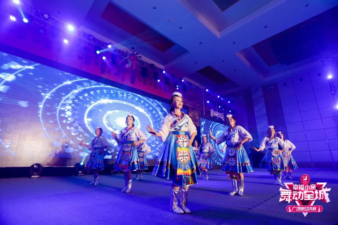 大妈们参加广场舞比赛,春晚广场舞比赛