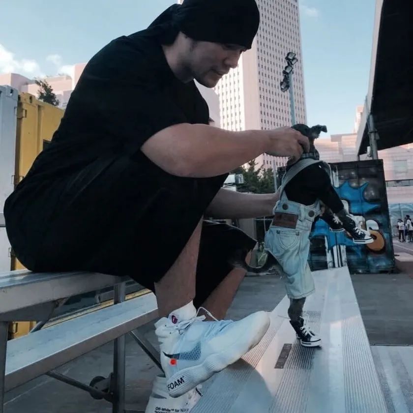 周杰伦发狗照片,周杰伦穿的彩虹鞋