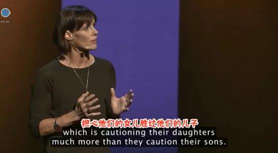 未成年女孩当众裸舞：养女儿最大的错误，就是把她养得太乖