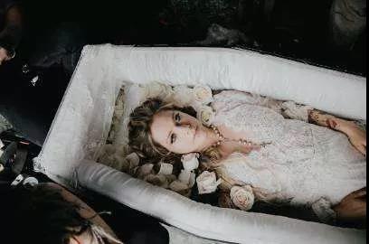 18岁红透全球却因患病失联，被揣测去世后涅槃重生，她叫艾薇儿