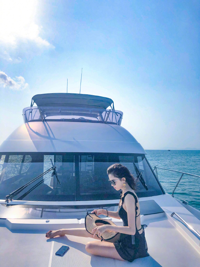 被古力娜扎惊艳到了，甲板上一袭黑色泳衣，性感十足又不失优雅